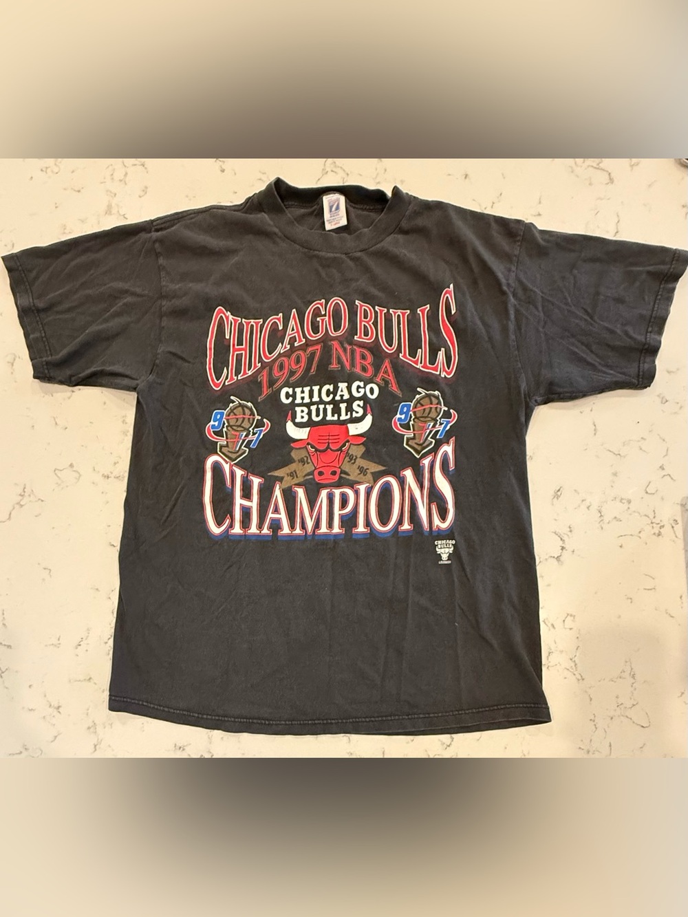 Vintage Chicago Bulls 1997 Logo 7 NBA World Champion Shirt Size XL